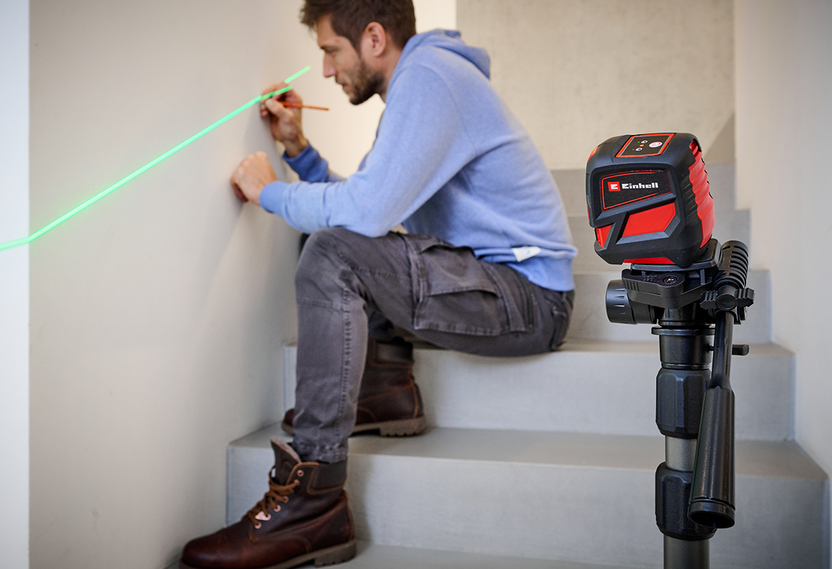 Ο χρήστης σημαδεύει τον τοίχο με το μολύβι.